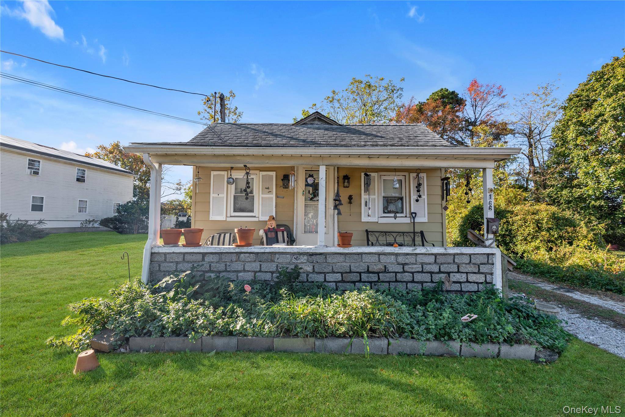 166 & 170 Woodrow Pkwy, West Babylon, NY 11704