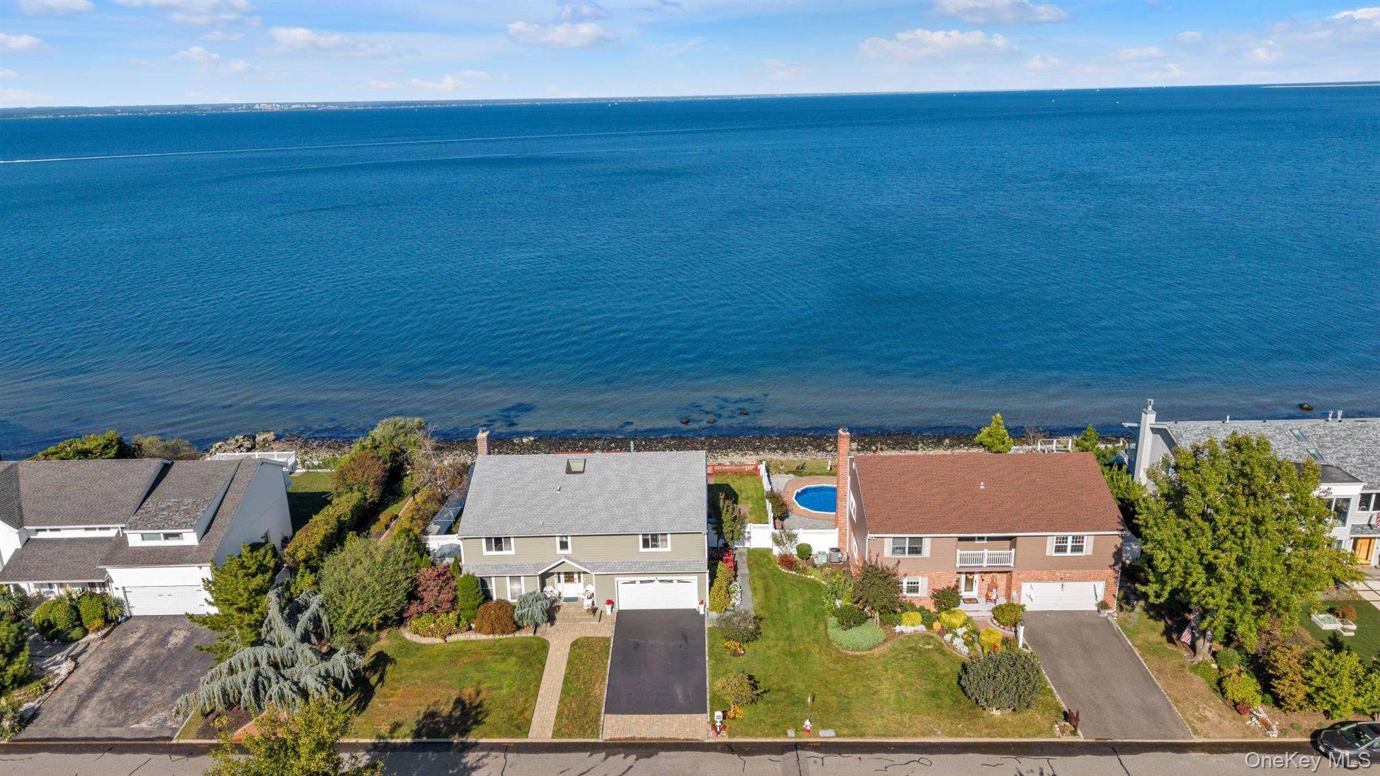 43 Oak Point DR, Bayville, NY 11709