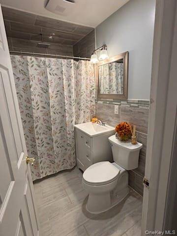25 Arcadia LN, Hicksville, NY 11801