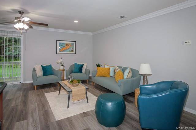 172 Overlook DR #172, Farmingville, NY 11738