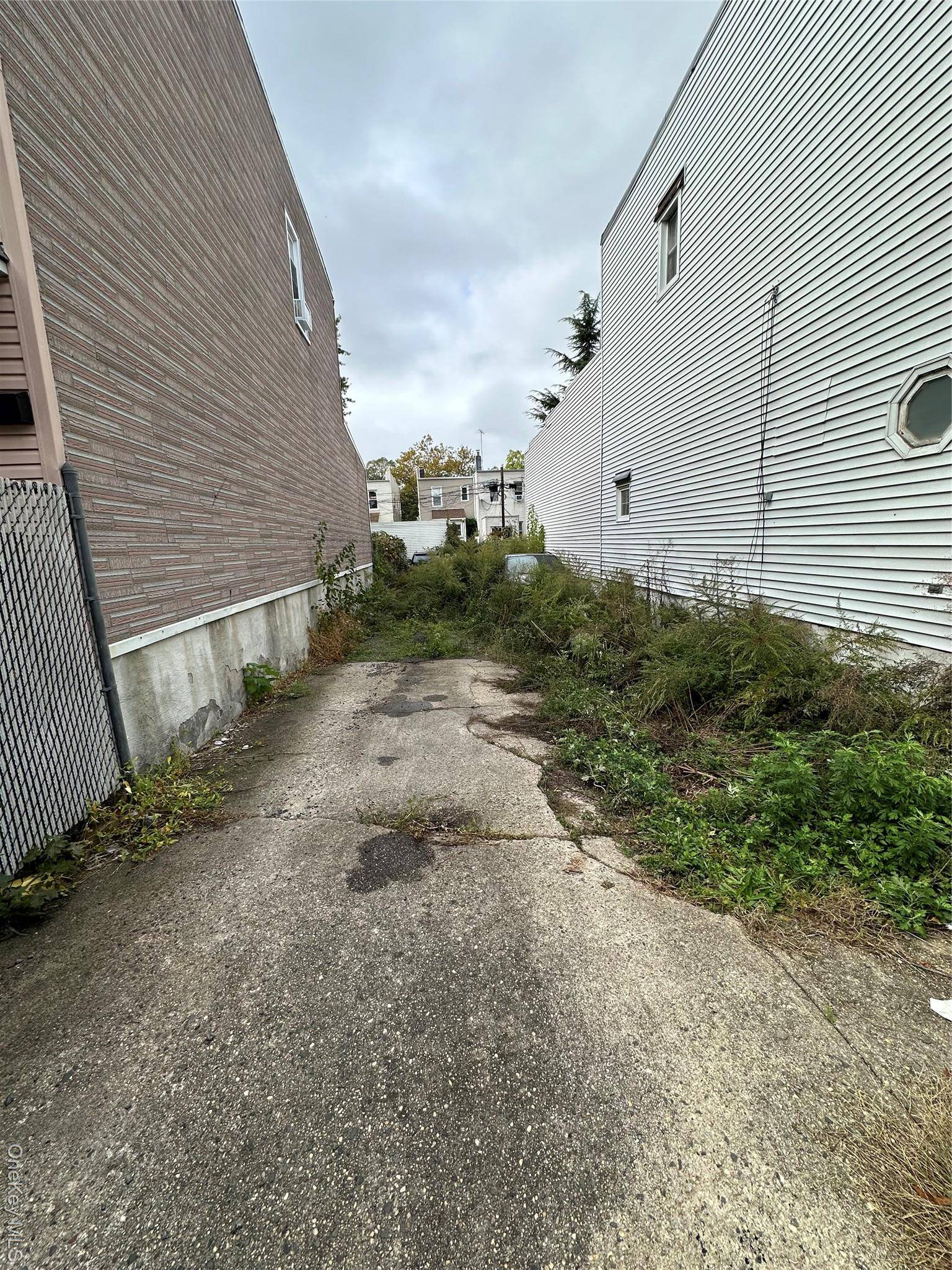 73-30 72 ST, Glendale, NY 11385