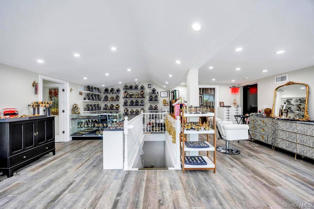 51 N Broadway, Hicksville, NY 11801