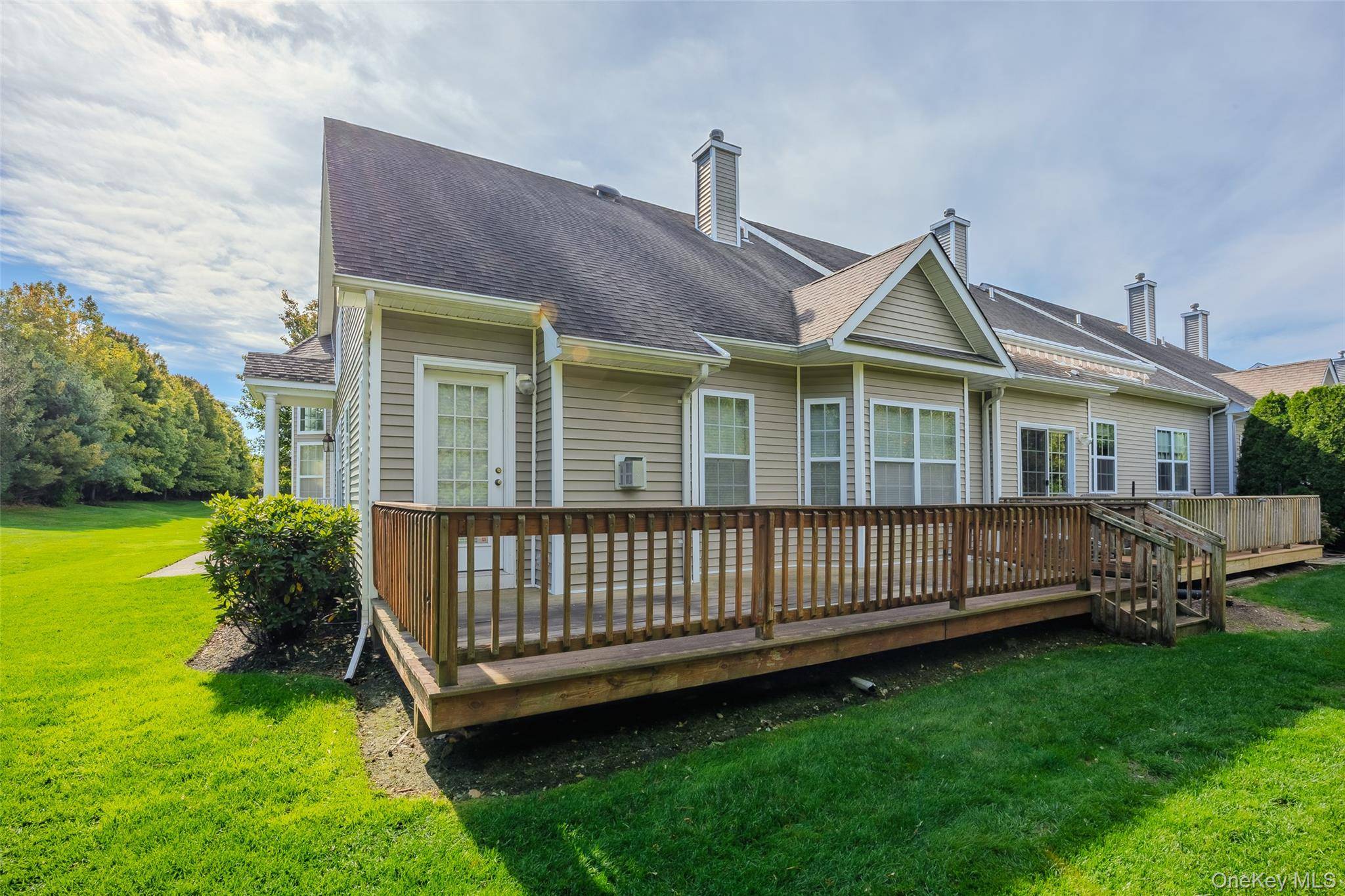48 Avery LN, Miller Place, NY 11764