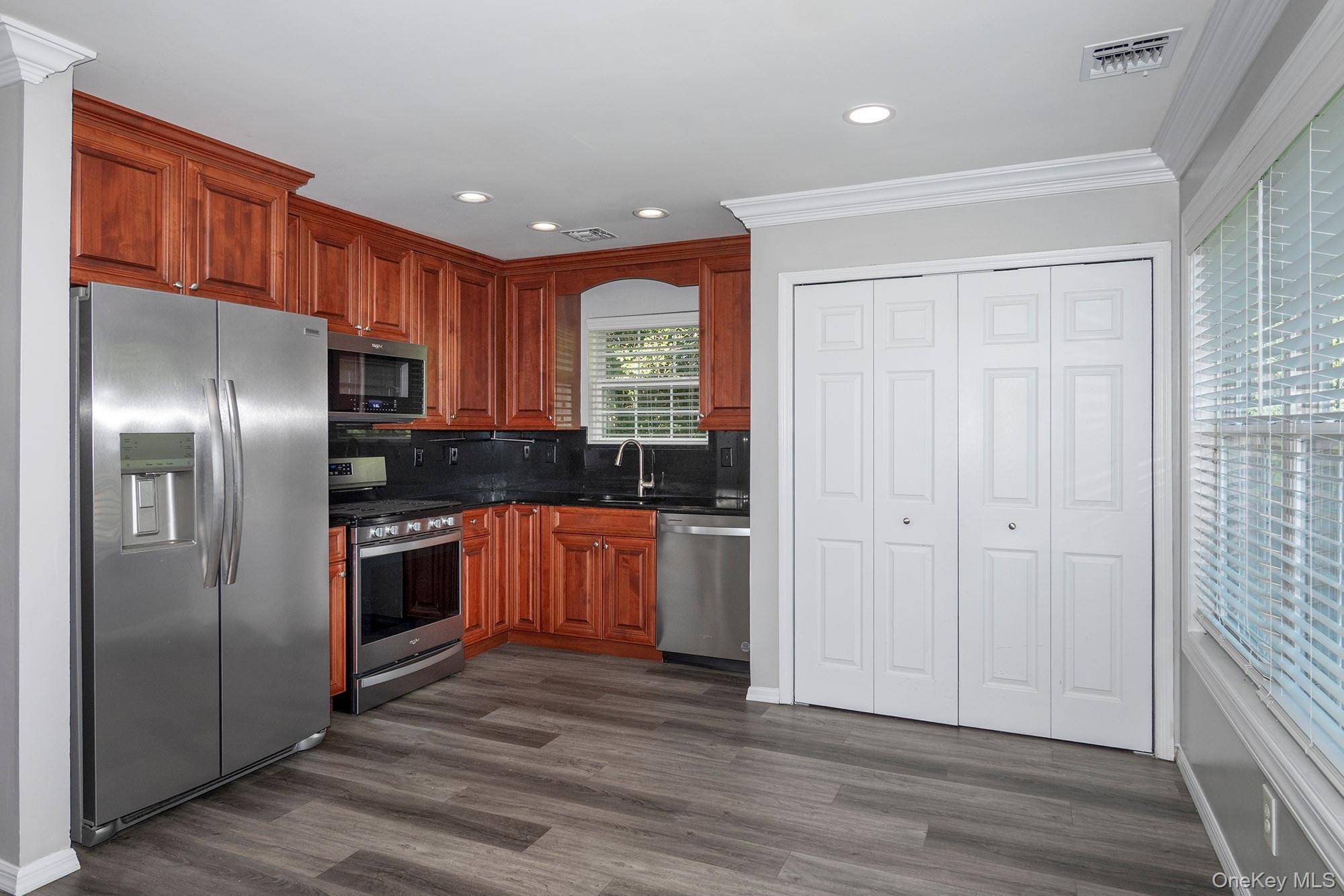 145 Horizon View DR #145, Farmingville, NY 11738