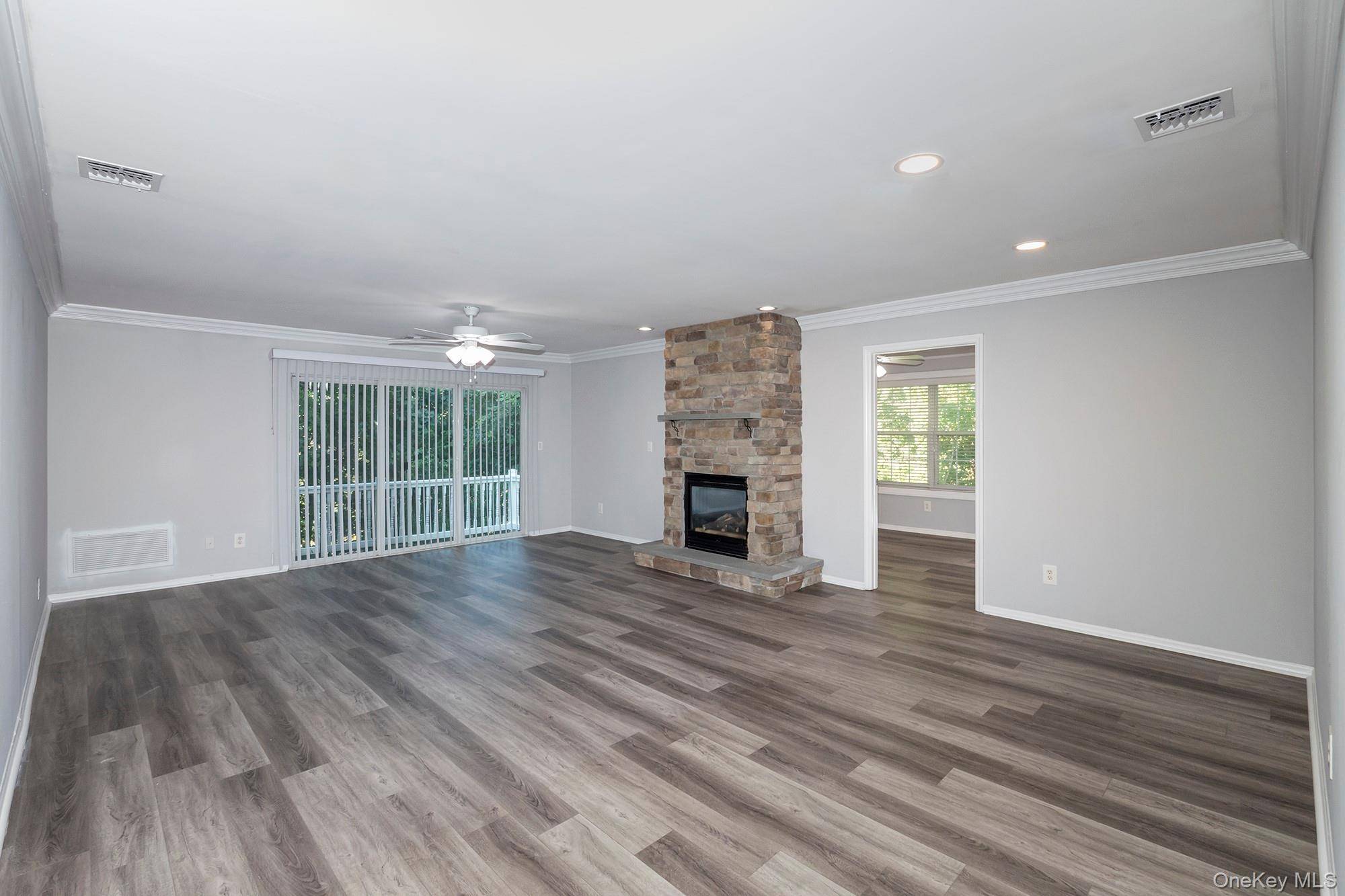 145 Horizon View DR #145, Farmingville, NY 11738