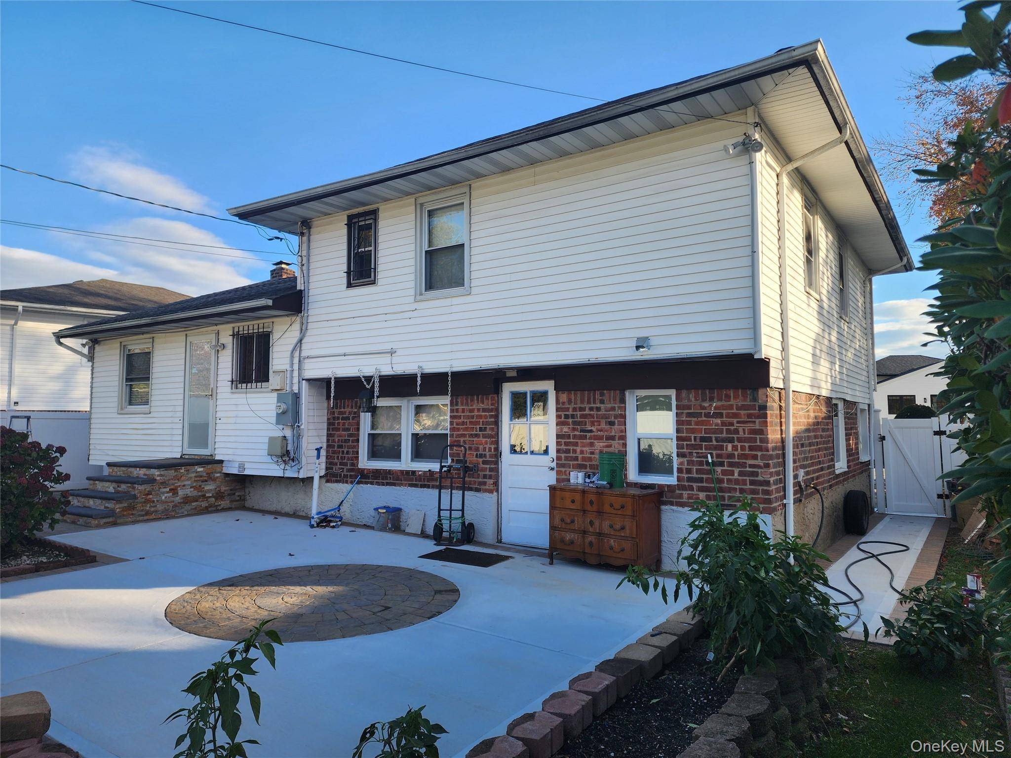 3 Nancy PL, East Massapequa, NY 11758