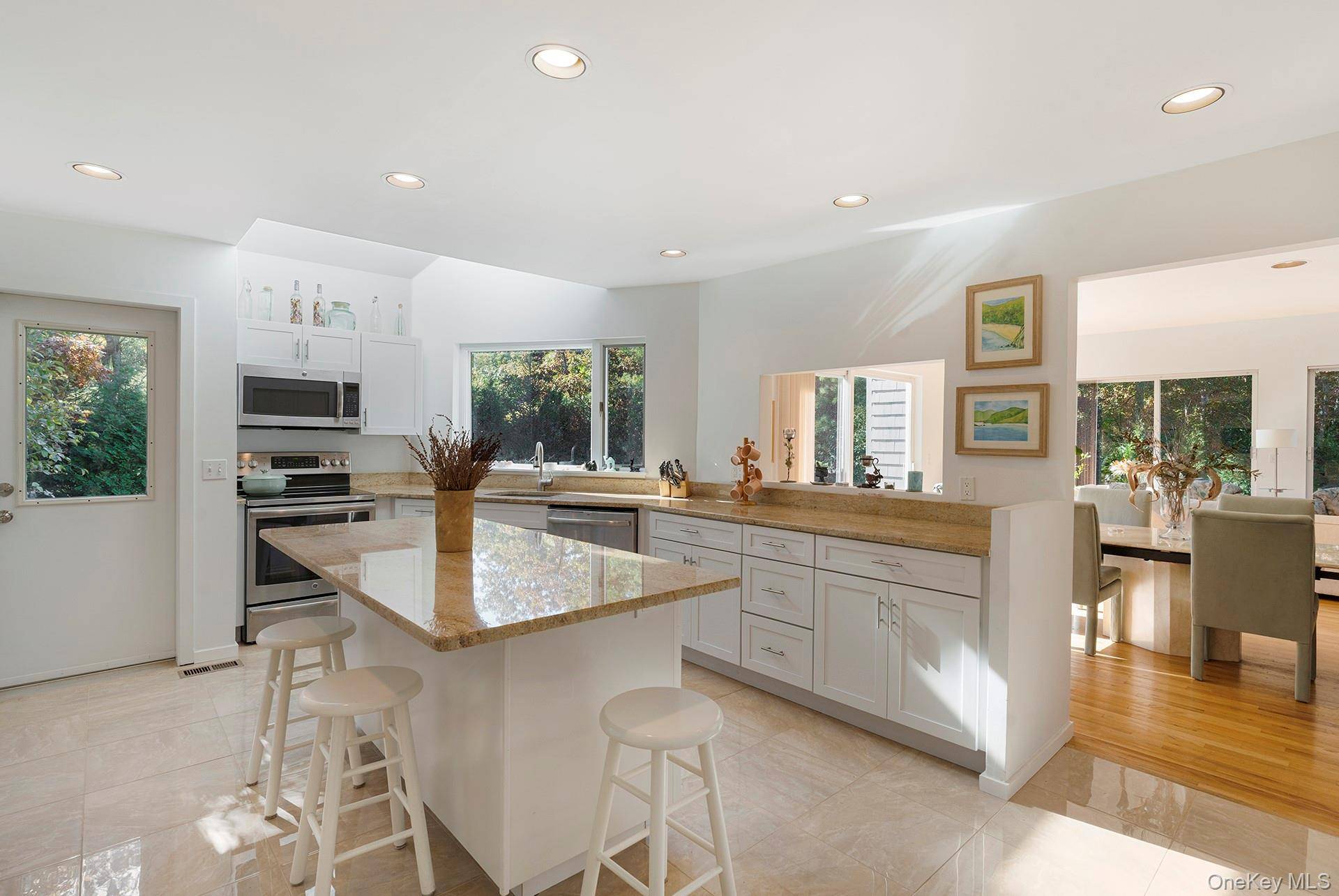 45 Huckleberry LN, East Hampton, NY 11937