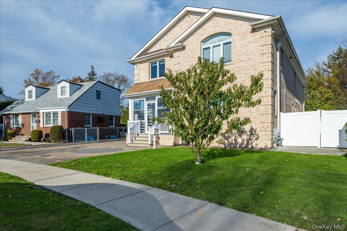 19 8th ST, Hicksville, NY 11801