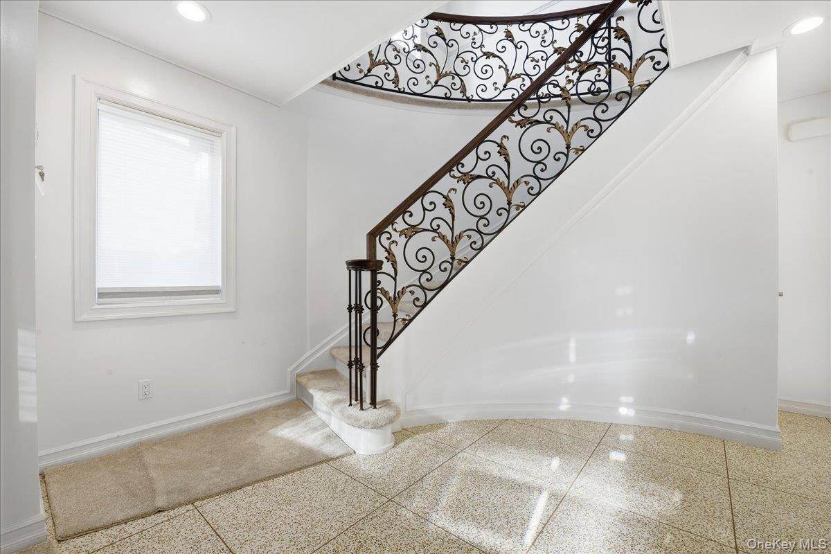 19 8th ST, Hicksville, NY 11801