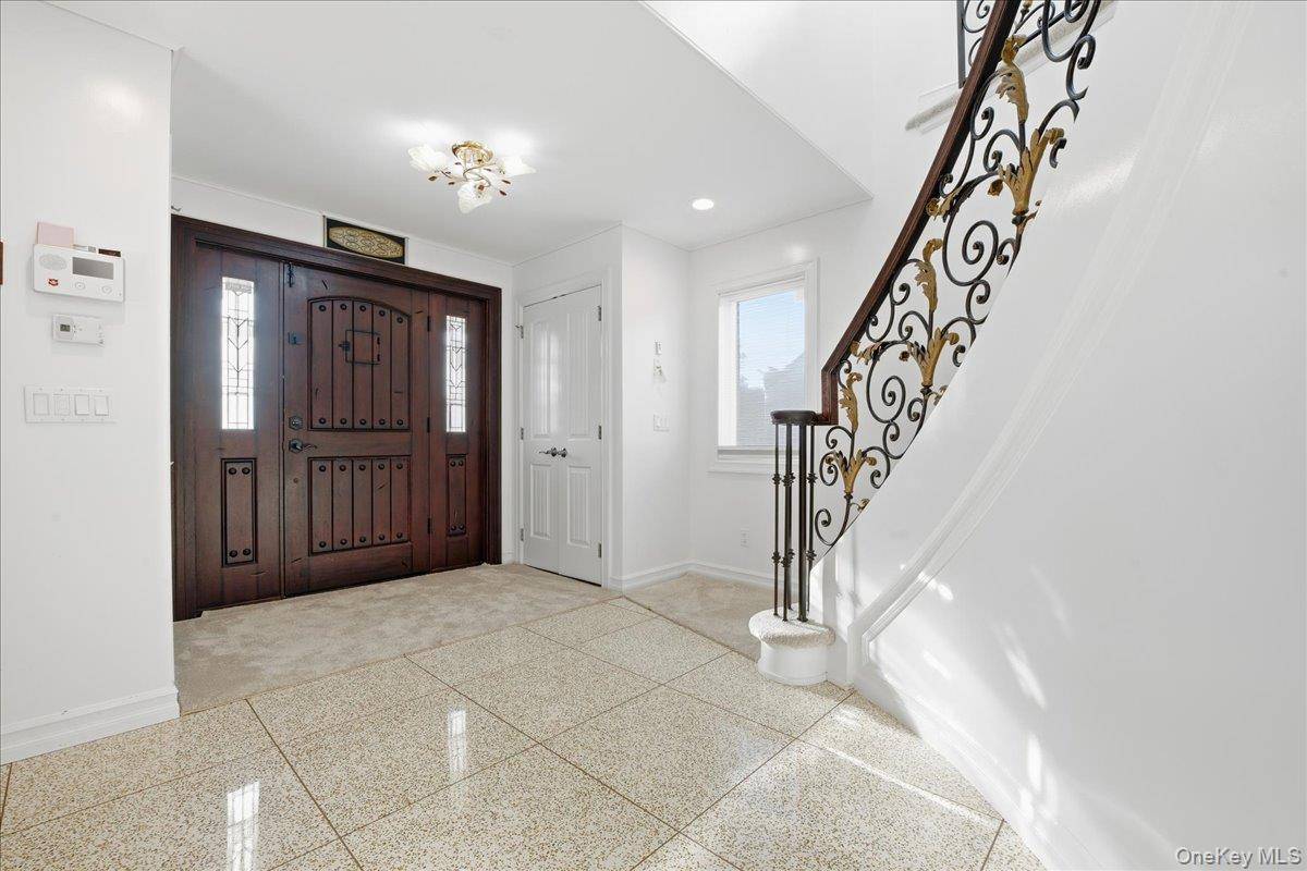 19 8th ST, Hicksville, NY 11801