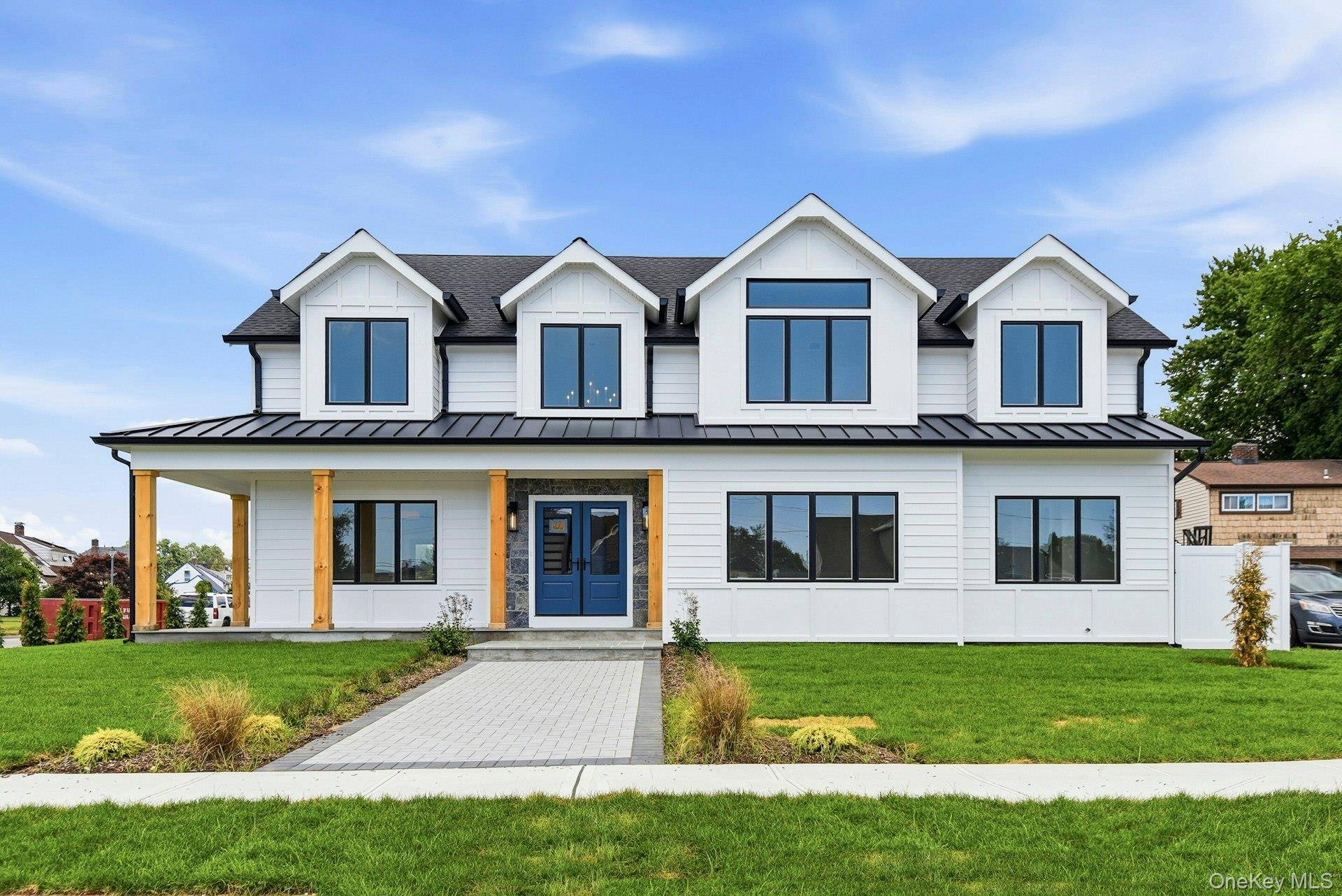37 Star LN, Levittown, NY 11756