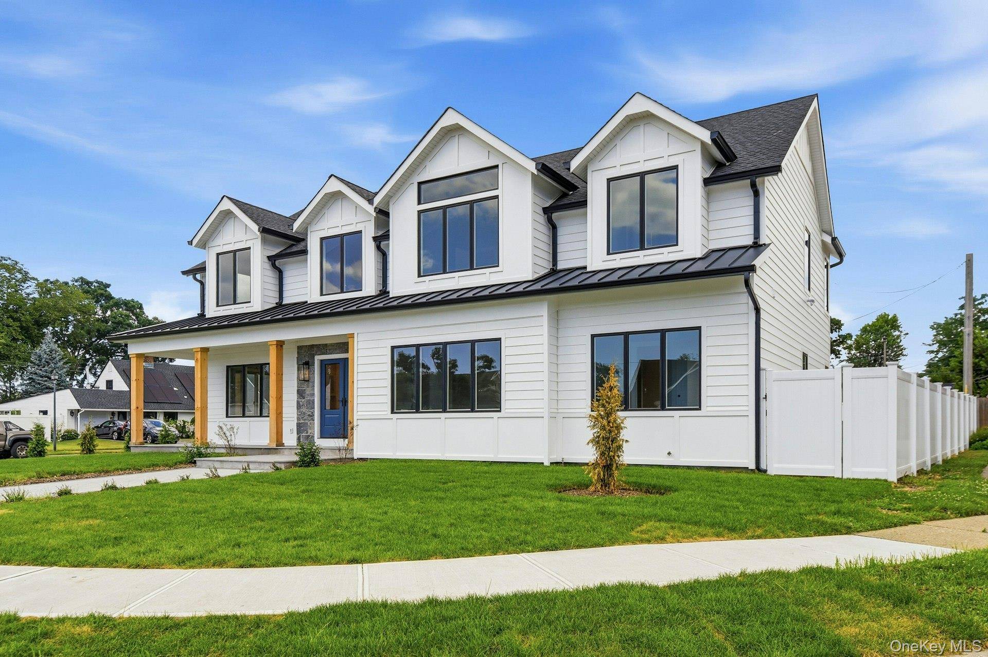 37 Star LN, Levittown, NY 11756