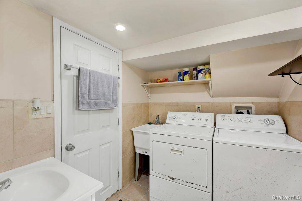 10222 85th AVE, Richmond Hill North, NY 11418