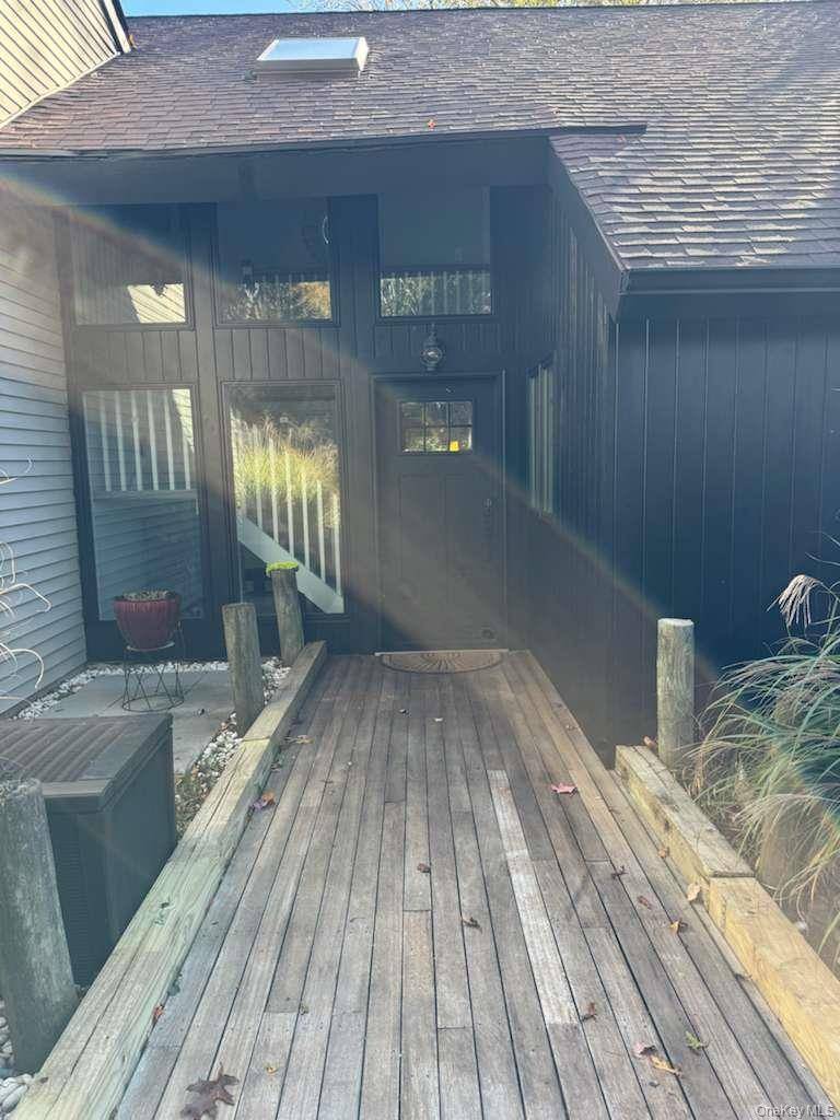 14 Beverly CT, Moriches, NY 11955