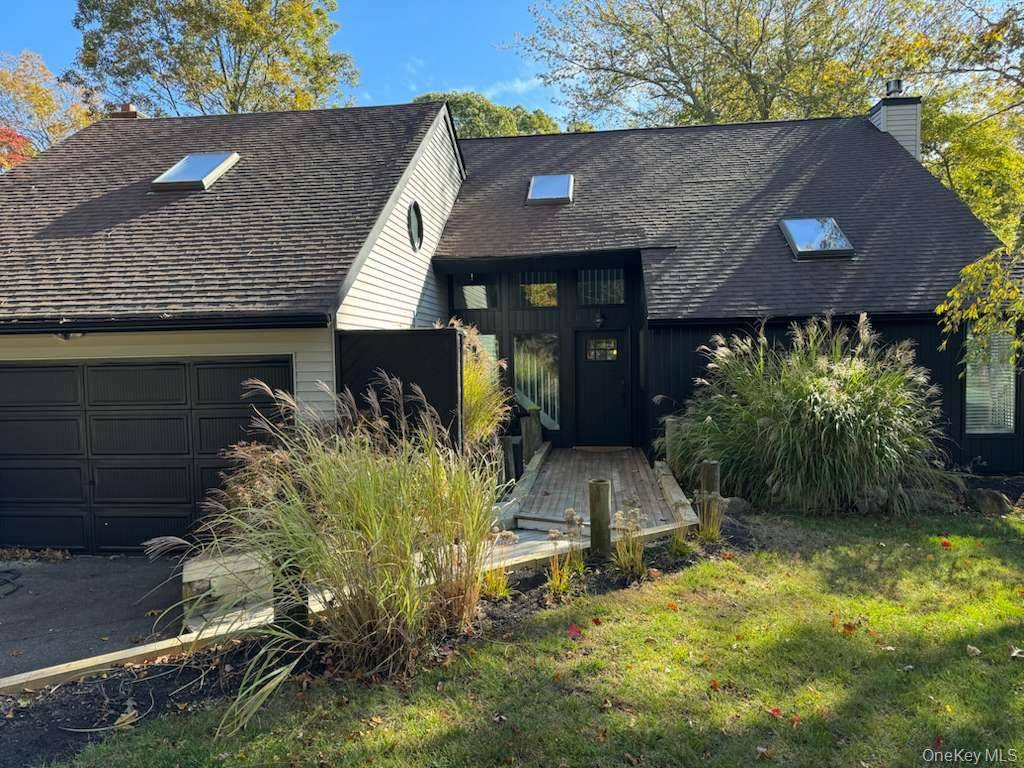 14 Beverly CT, Moriches, NY 11955