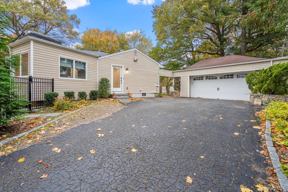 28 Elm ST, Woodbury, NY 11797