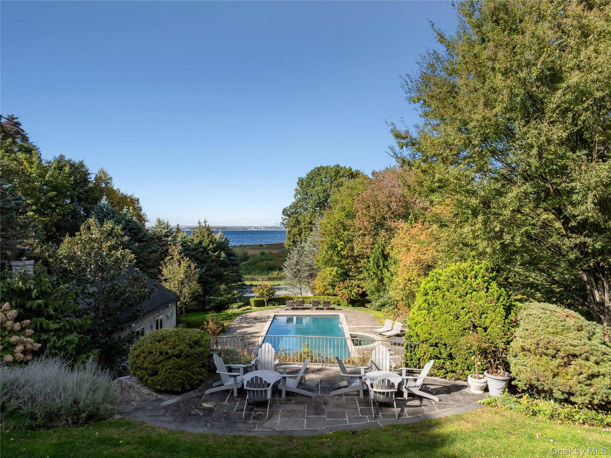 25 Soundview LN, Sands Point, NY 11050