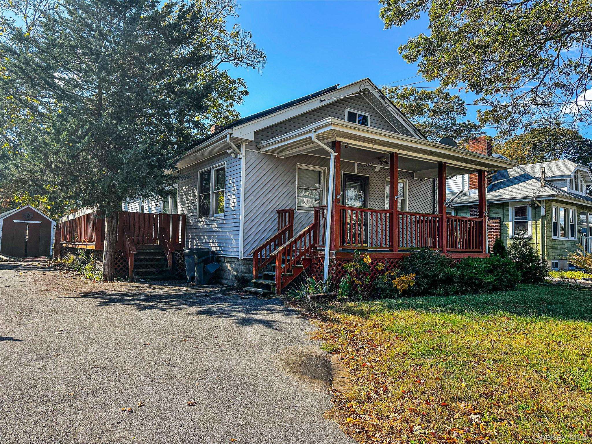 38 W Smith ST, Amityville, NY 11701