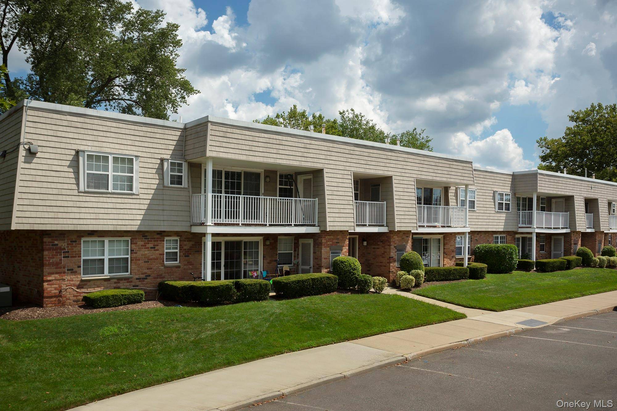 10 Westwood DR #41, Westbury, NY 11590