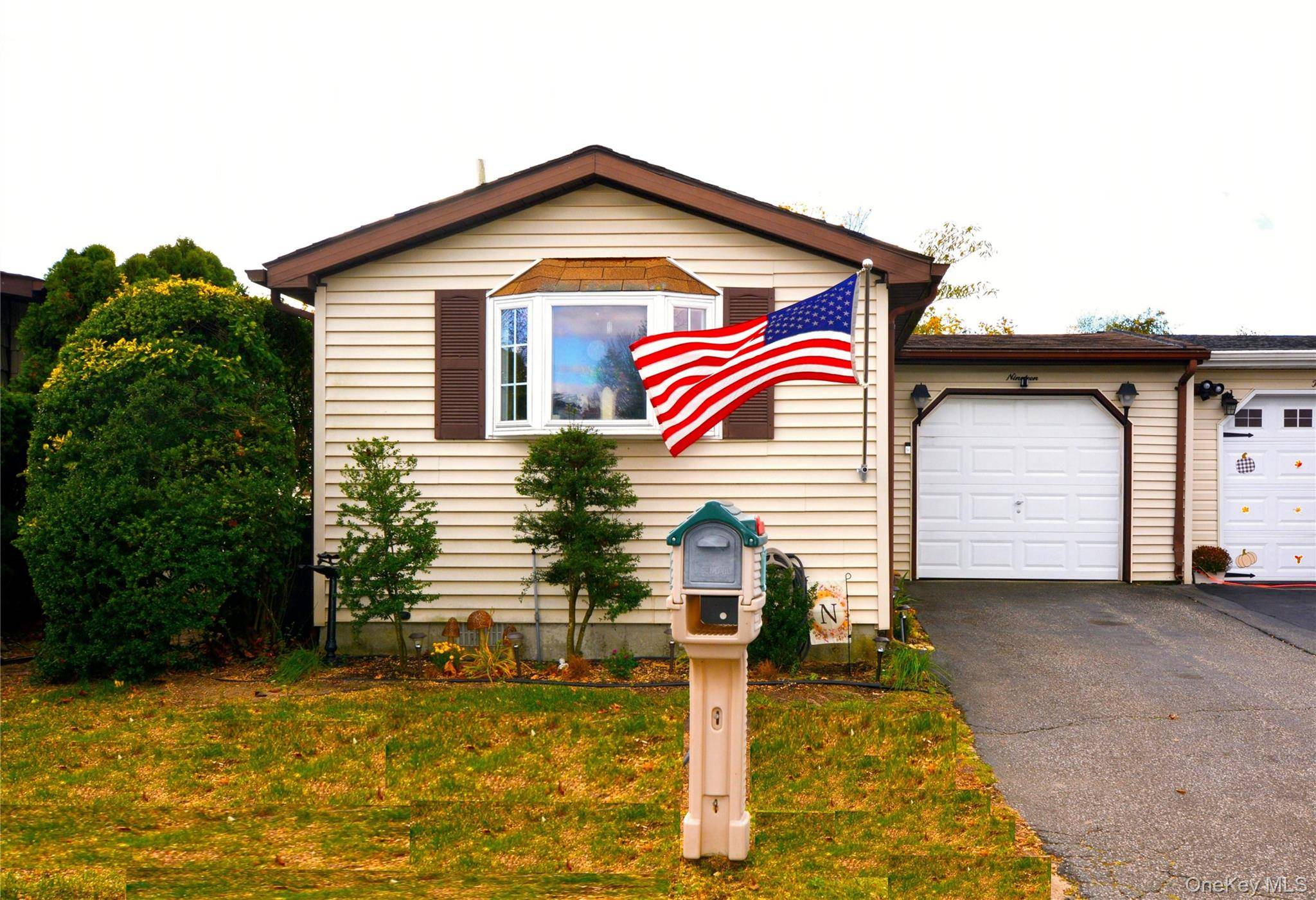 19 Dogwood LN, Manorville, NY 11949