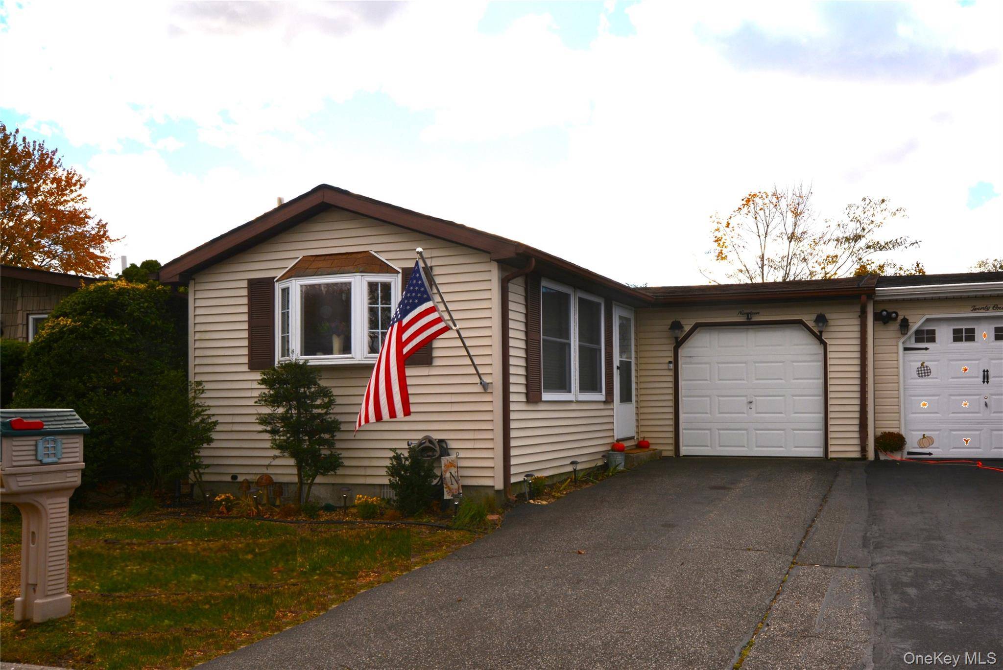 19 Dogwood LN, Manorville, NY 11949
