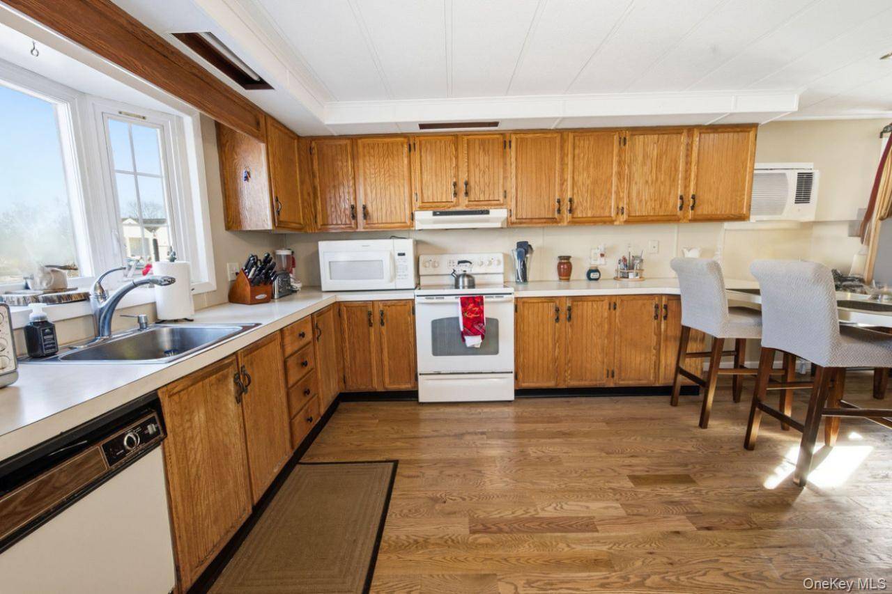 19 Dogwood LN, Manorville, NY 11949