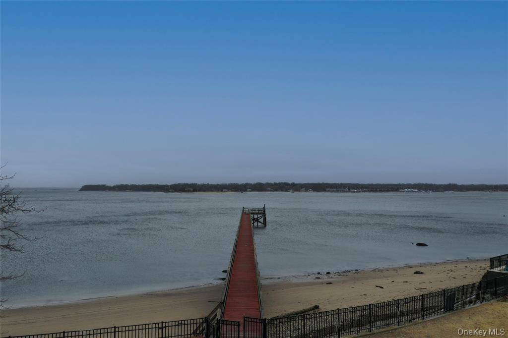 31 Harbour RD, Great Neck, NY 11024