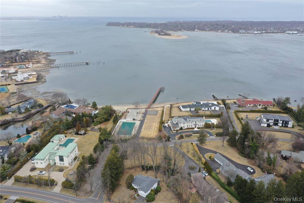 31 Harbour RD, Great Neck, NY 11024