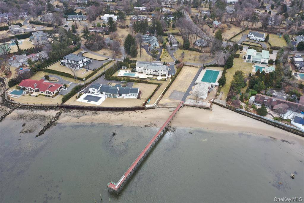 31 Harbour RD, Great Neck, NY 11024