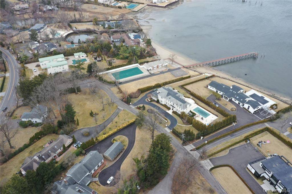 31 Harbour RD, Great Neck, NY 11024