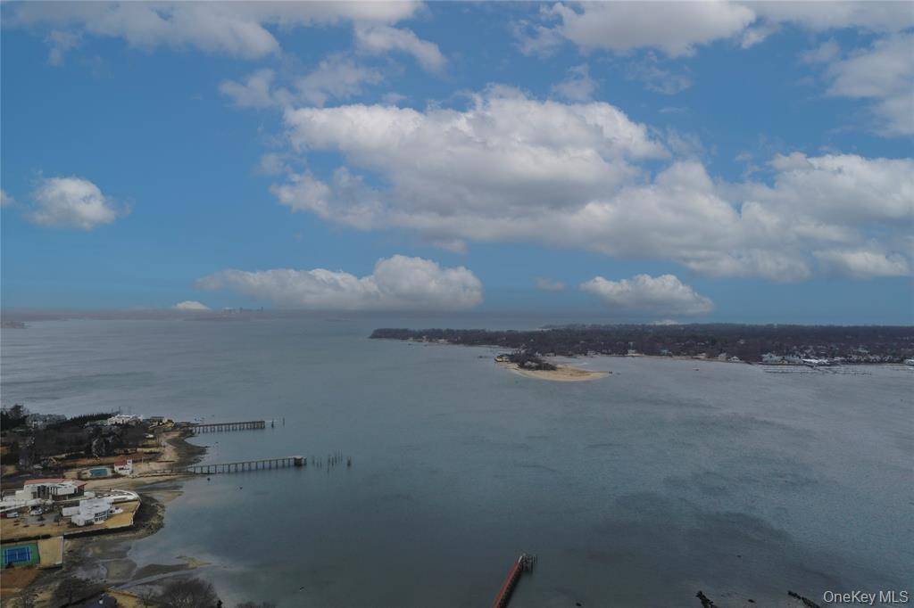 31 Harbour RD, Great Neck, NY 11024