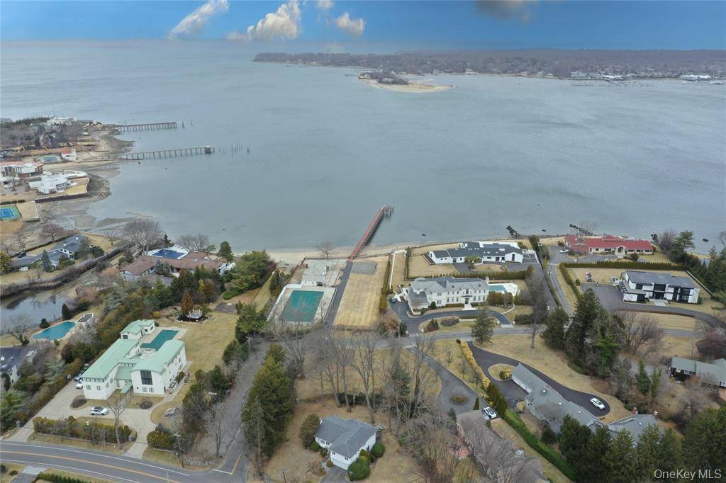 31 Harbour RD, Great Neck, NY 11024