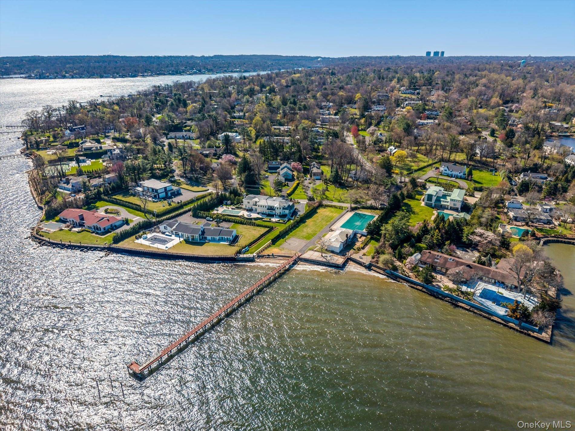 33 Harbour RD, Great Neck, NY 11024