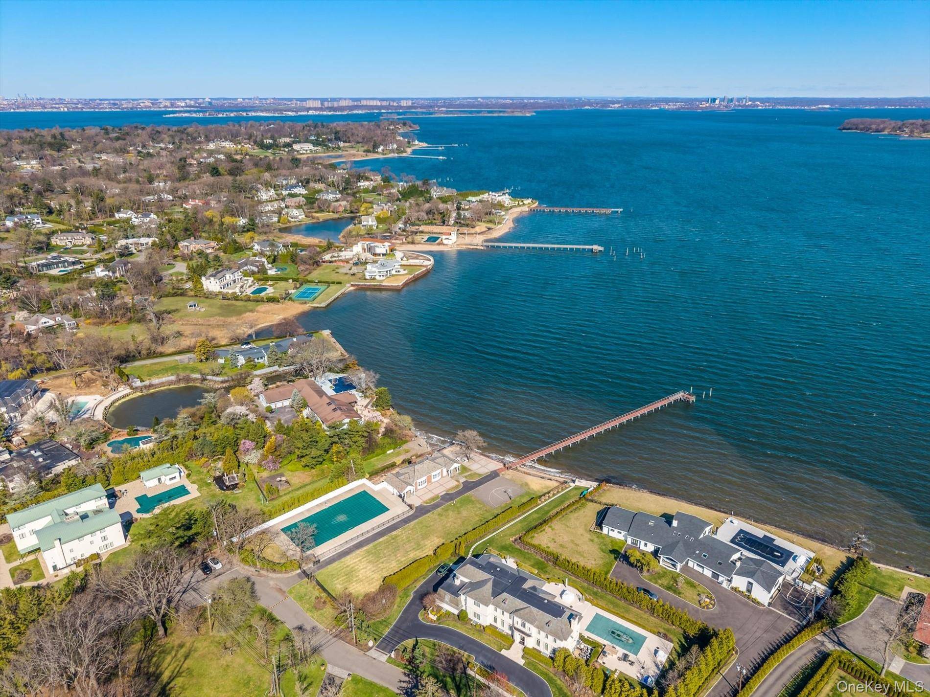 33 Harbour RD, Great Neck, NY 11024