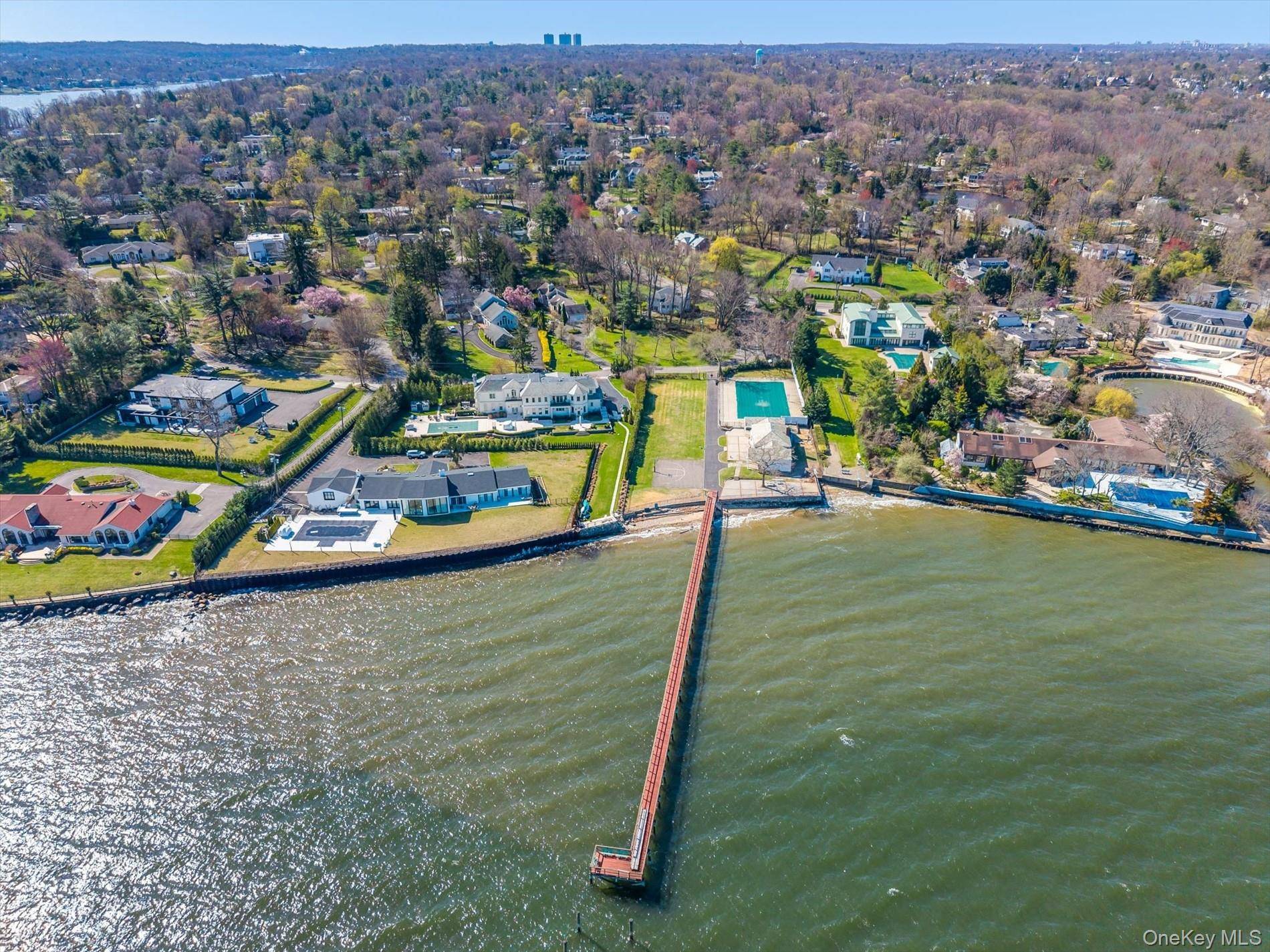 33 Harbour RD, Great Neck, NY 11024