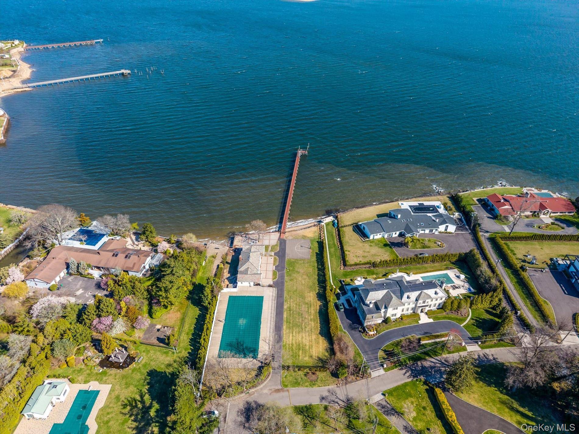 33 Harbour RD, Great Neck, NY 11024