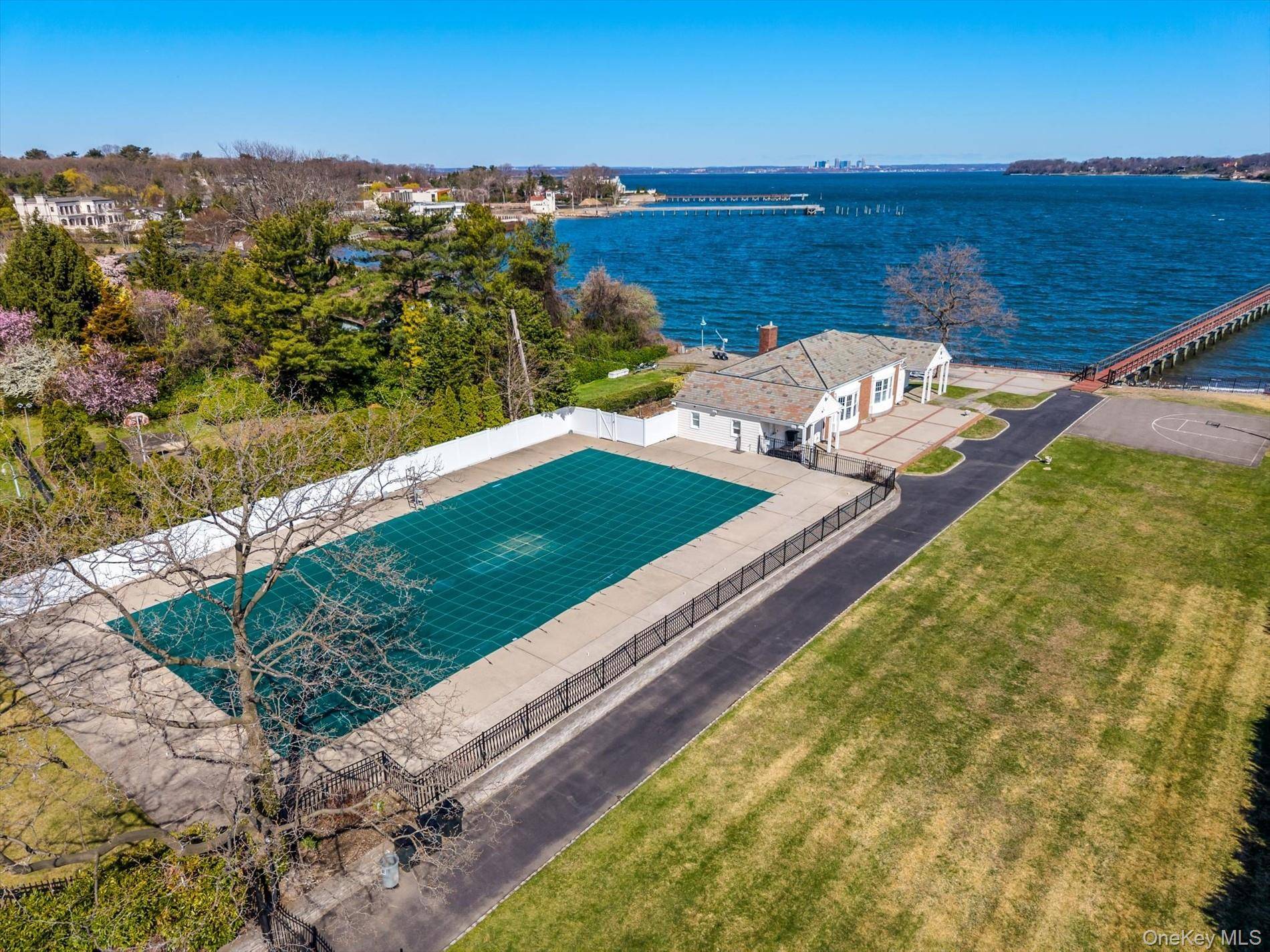 33 Harbour RD, Great Neck, NY 11024