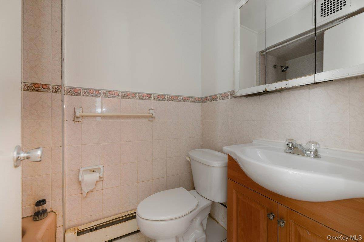 8754 110th ST, Richmond Hill, NY 11418