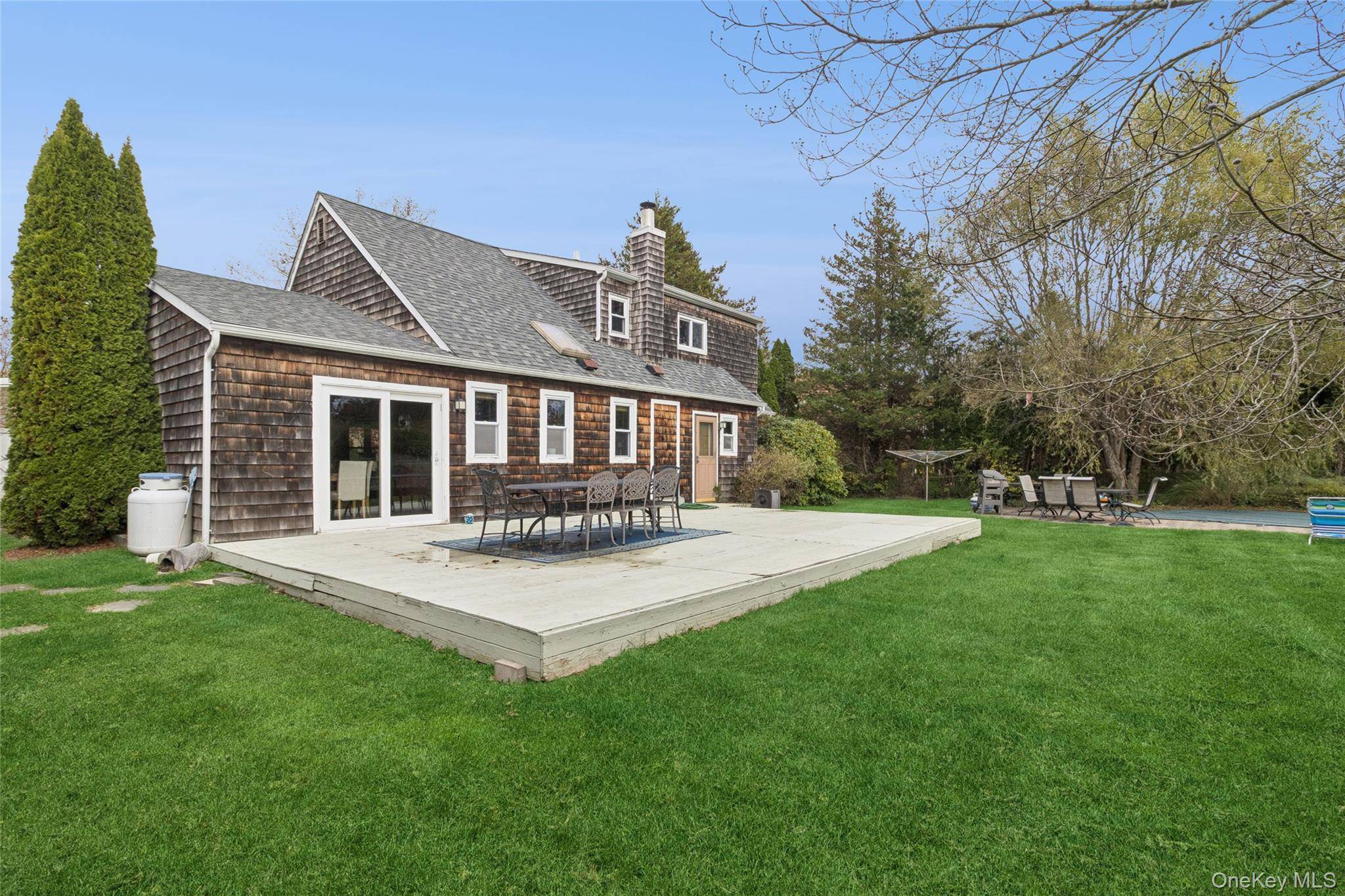 3 Meadowgrass LN, Southampton, NY 11968