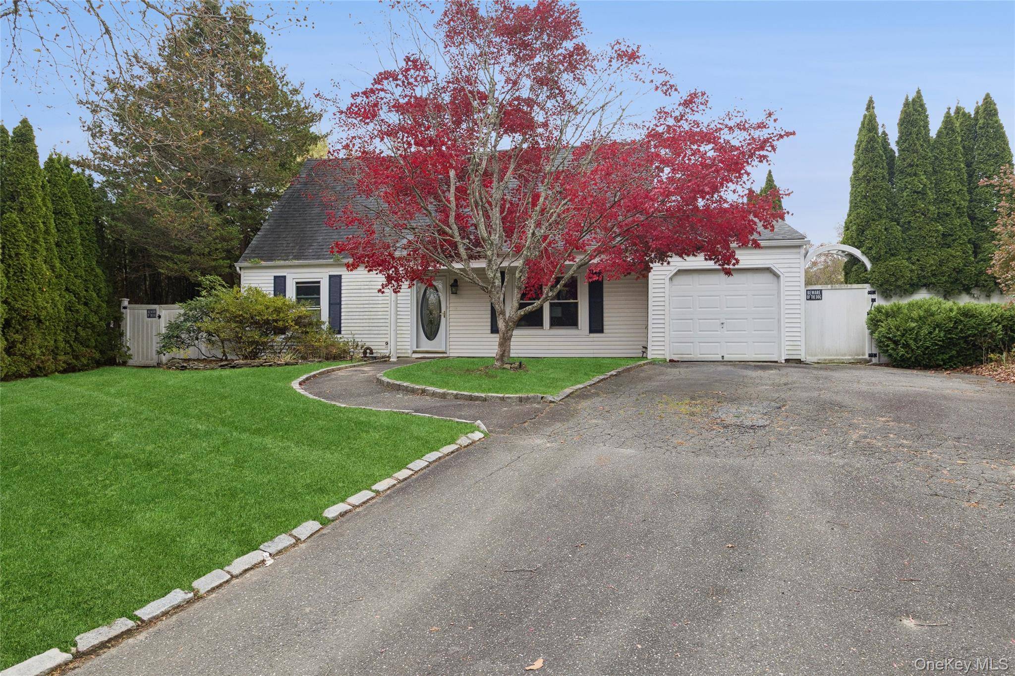 3 Meadowgrass LN, Southampton, NY 11968