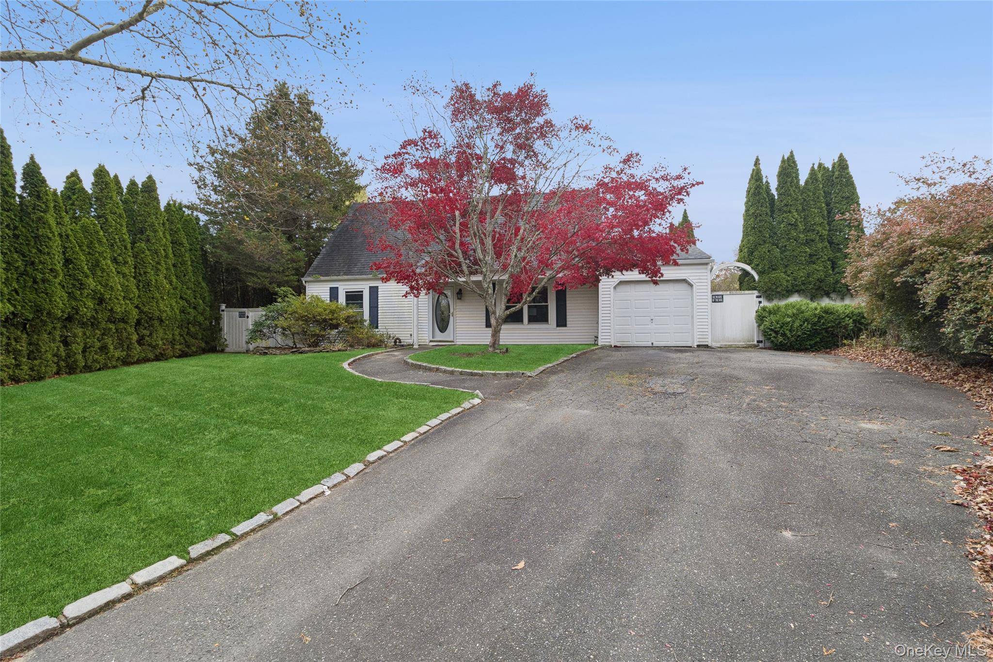 3 Meadowgrass LN, Southampton, NY 11968