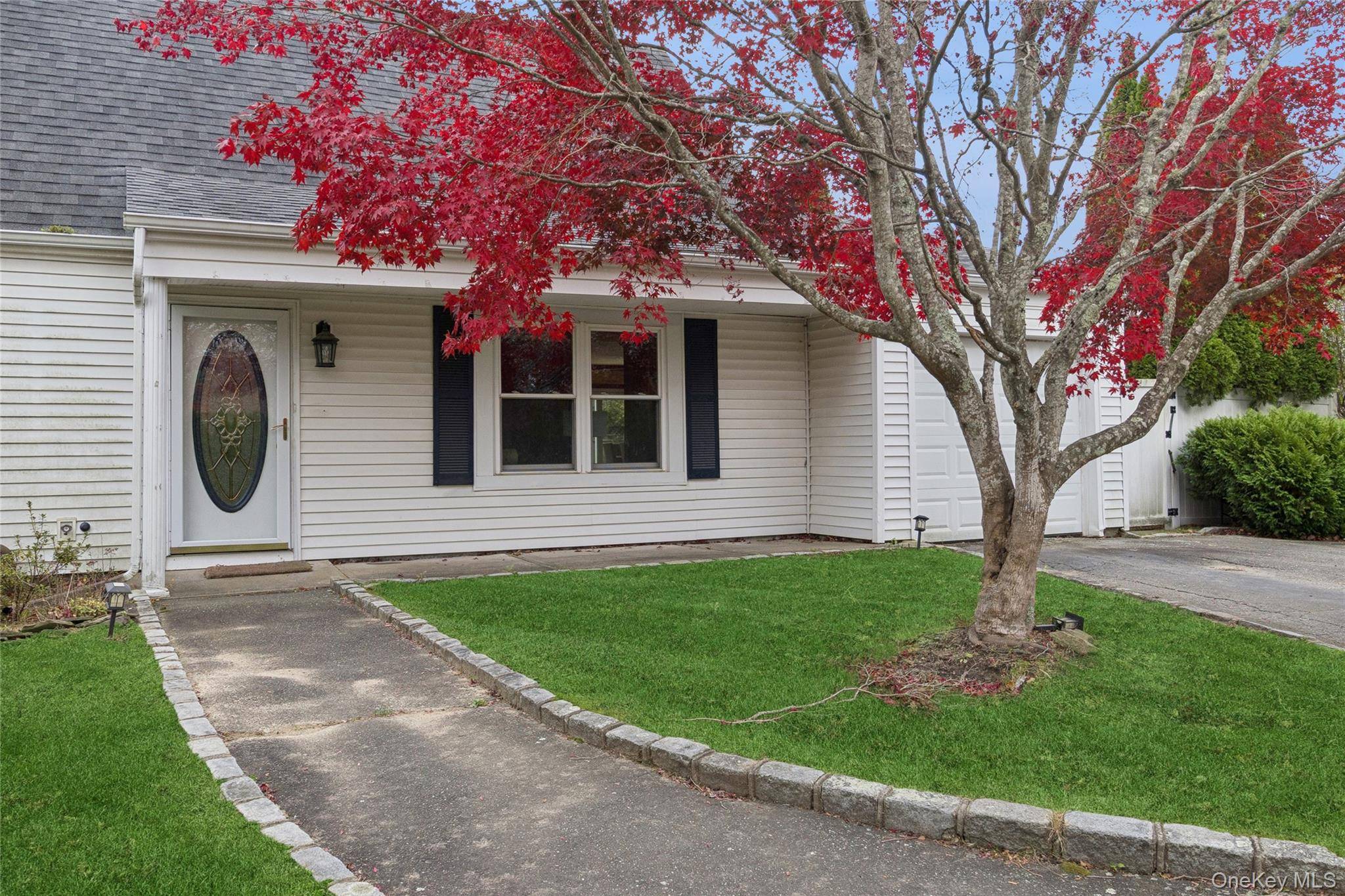 3 Meadowgrass LN, Southampton, NY 11968