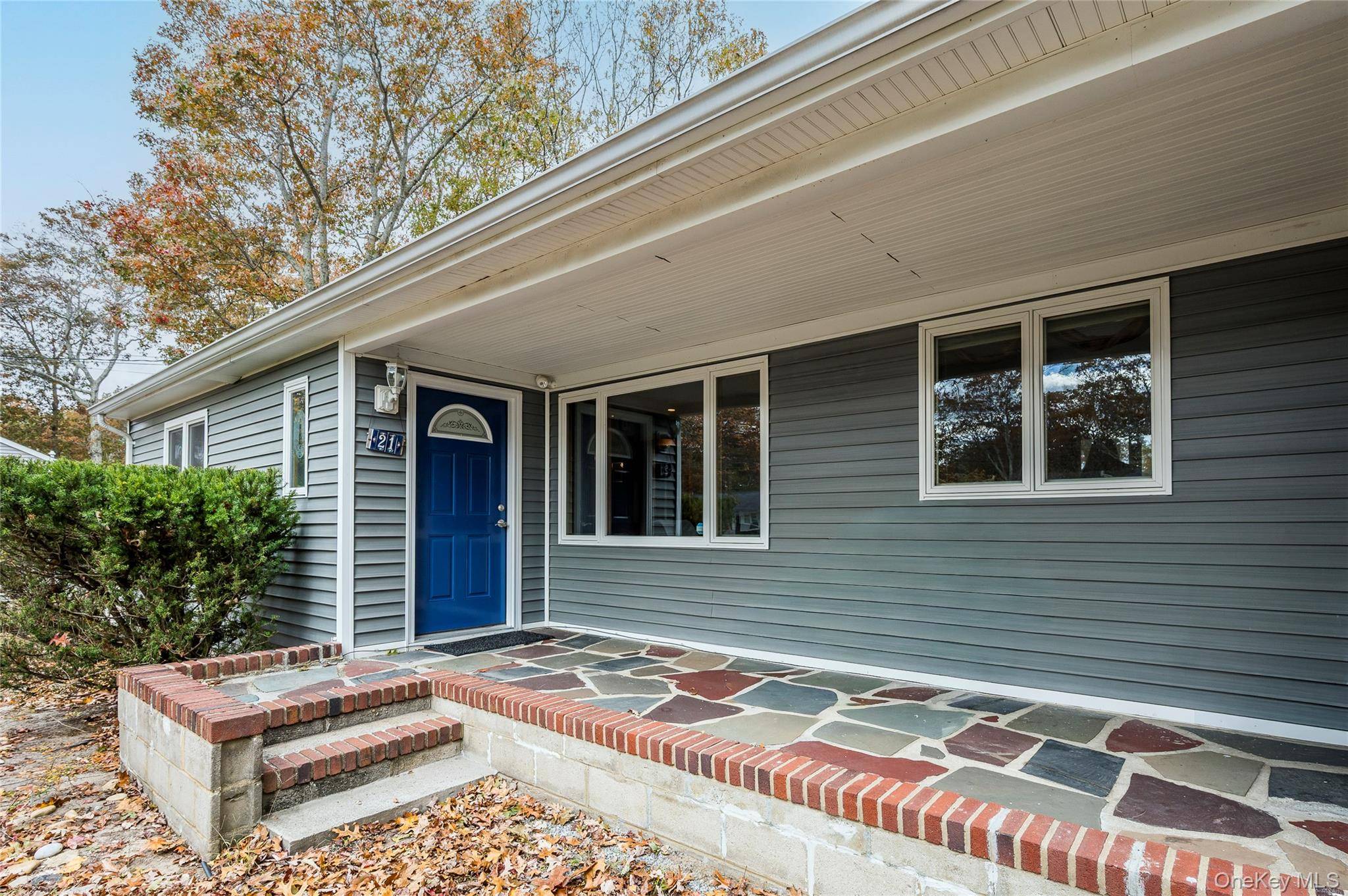 21 Woodridge RD, Hampton Bays, NY 11946