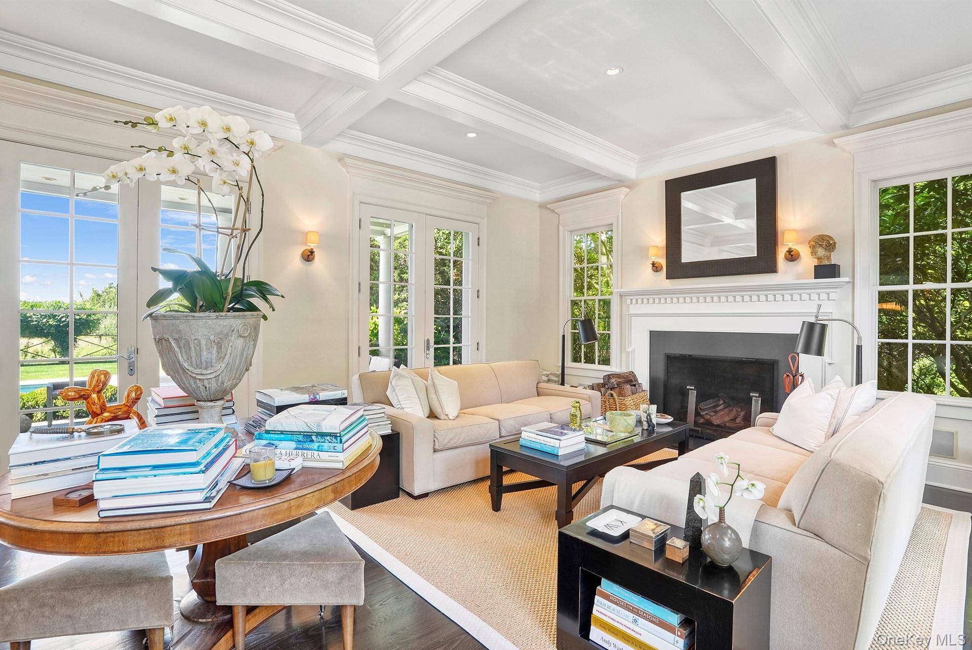 10 Horse Meadow LN, East Hampton, NY 11937