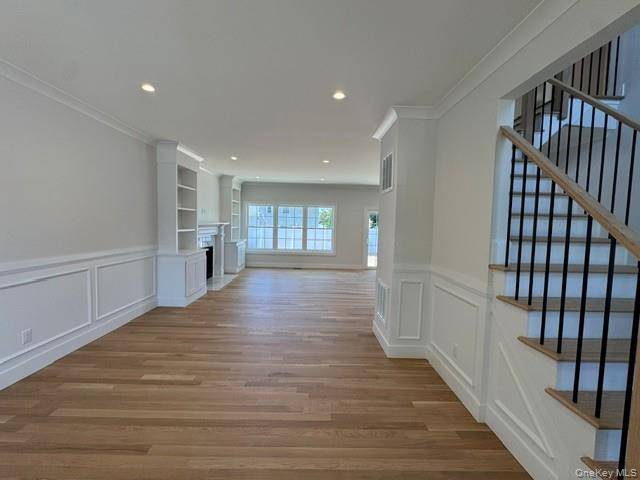 24 Patricia LN, Syosset, NY 11791