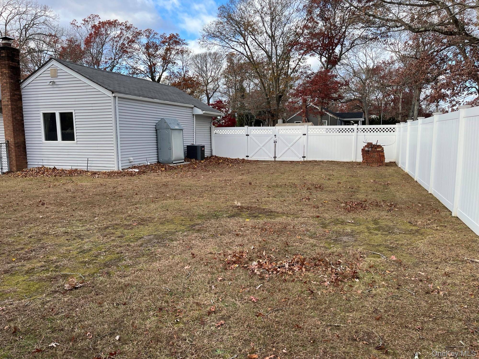 10 Pine ST, Lake Grove, NY 11755