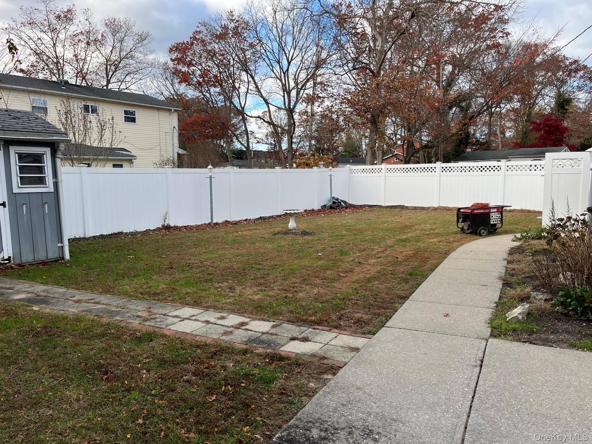 10 Pine ST, Lake Grove, NY 11755