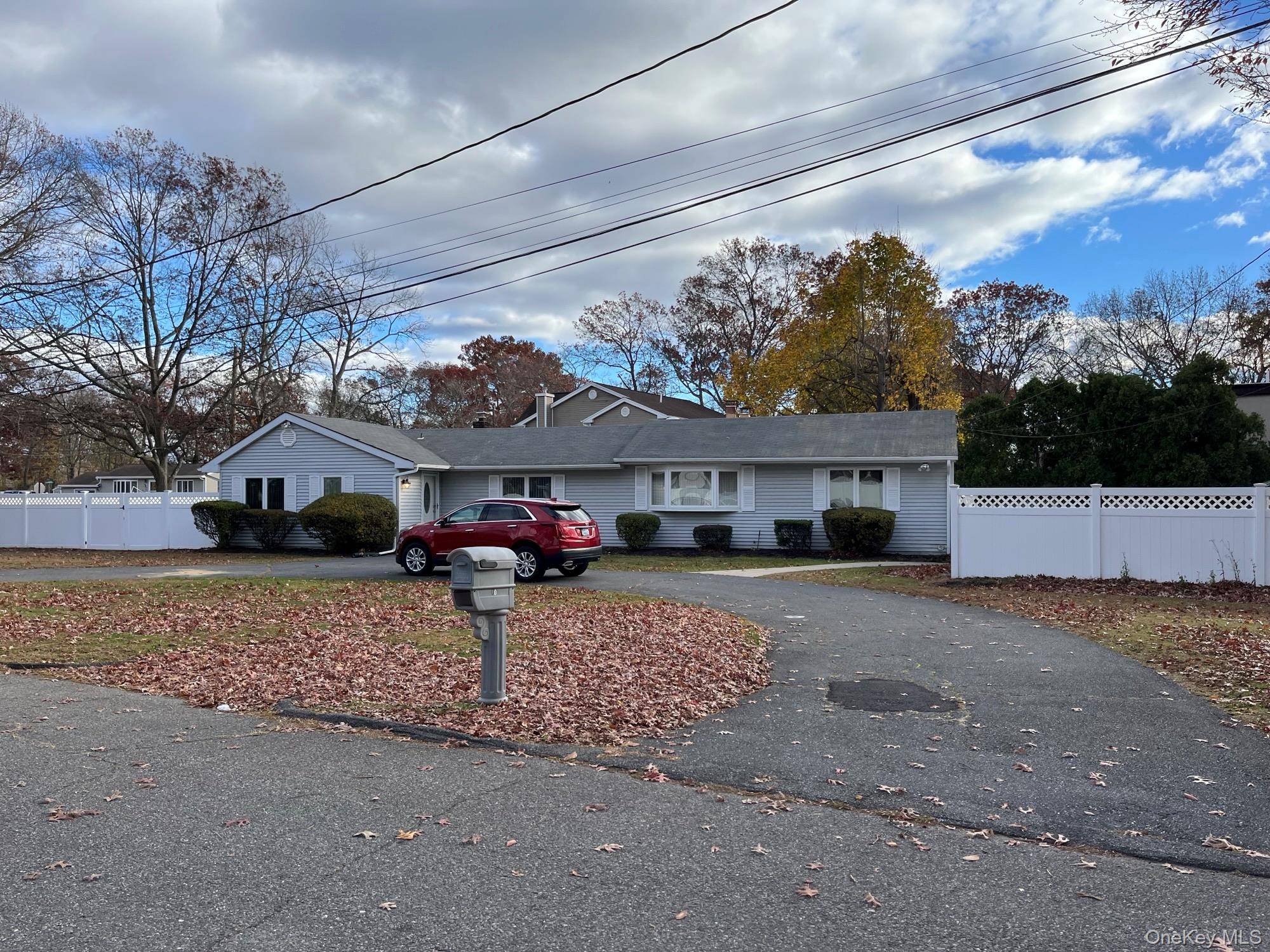 10 Pine ST, Lake Grove, NY 11755