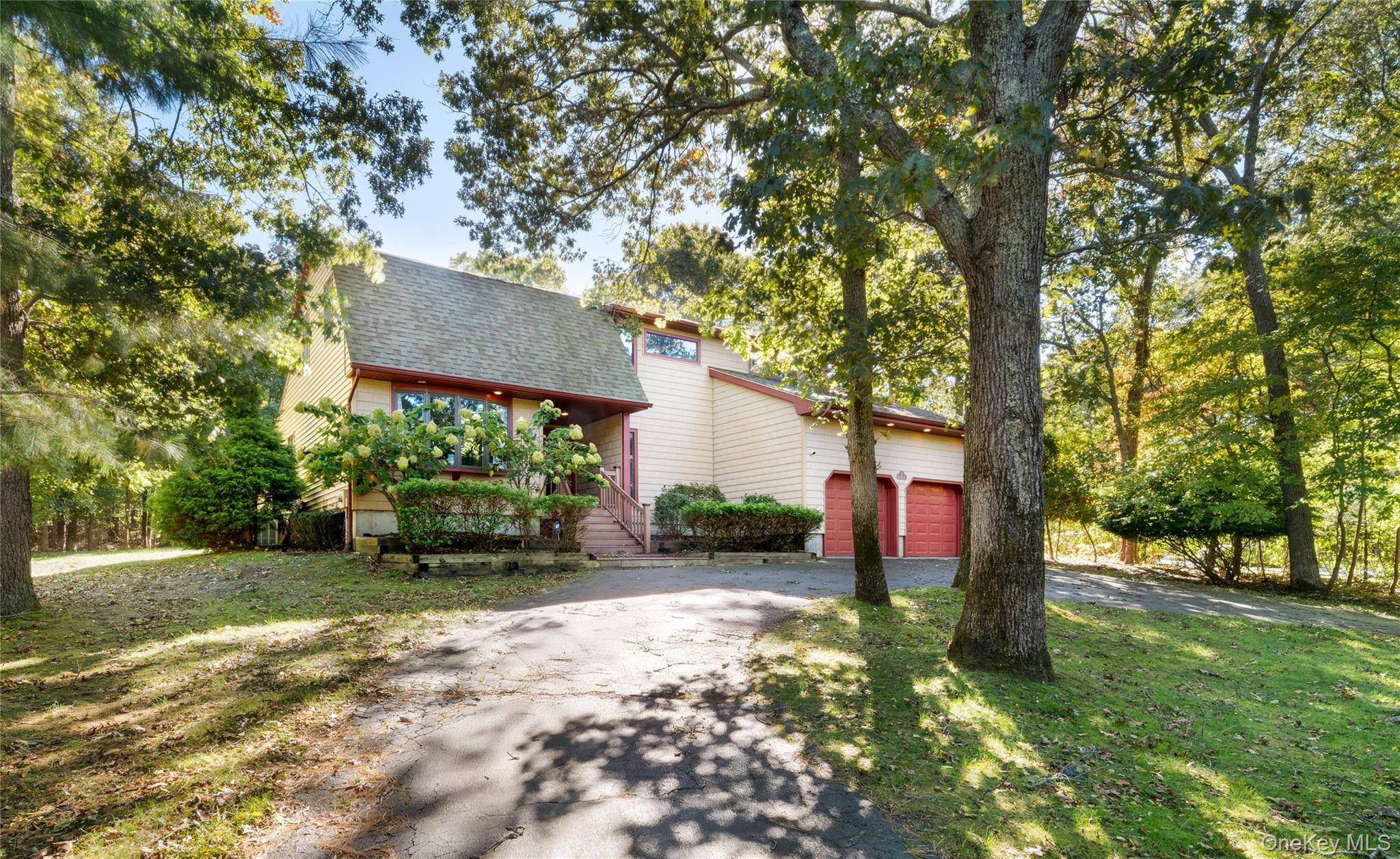 5 Bay Woods DR, Hampton Bays, NY 11946