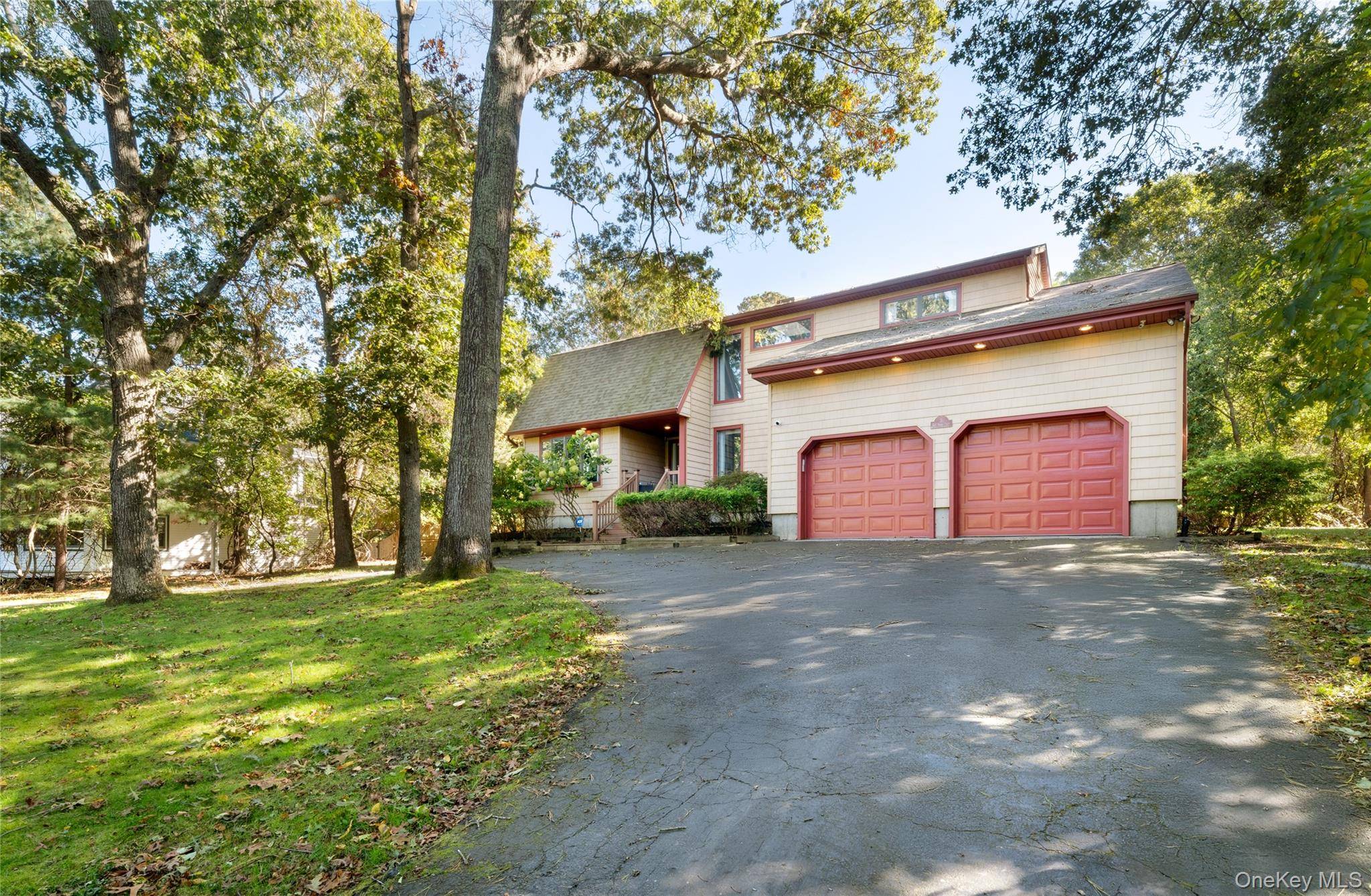5 Bay Woods DR, Hampton Bays, NY 11946